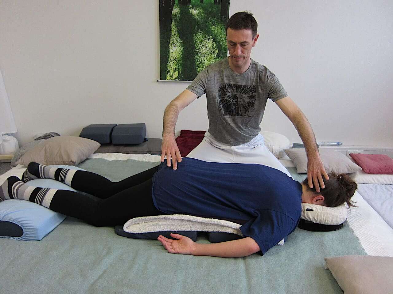 Zentralkanalausgleich im Shiatsu zur Lösung faszialer Spannungen an der Wirbelsäule