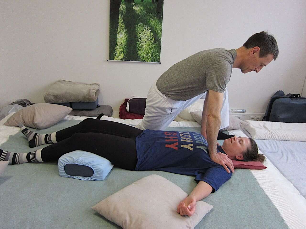 Shiatsu-Behandlung mit gezieltem Druck zur Lösung von Verspannungen und faszialen Restriktionen