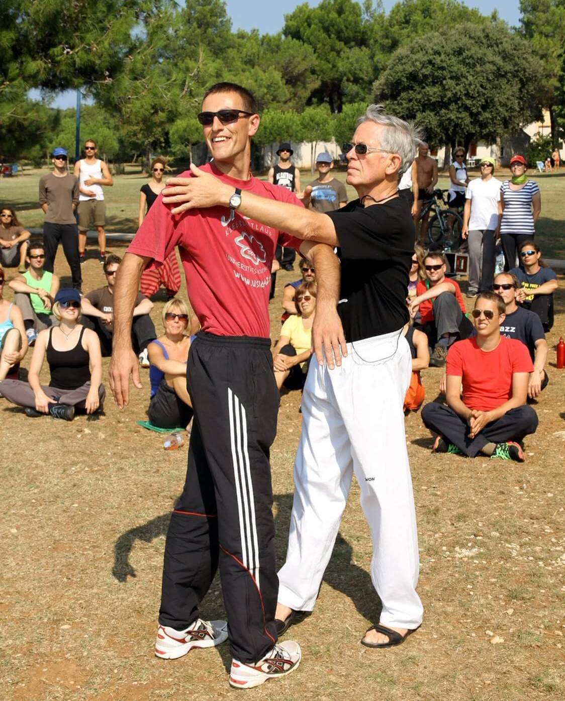 Shifu Oswald Elleberger und Christian Waltenberger bei einer Qigong-Übung zur Wirbelsäulenaktivierung