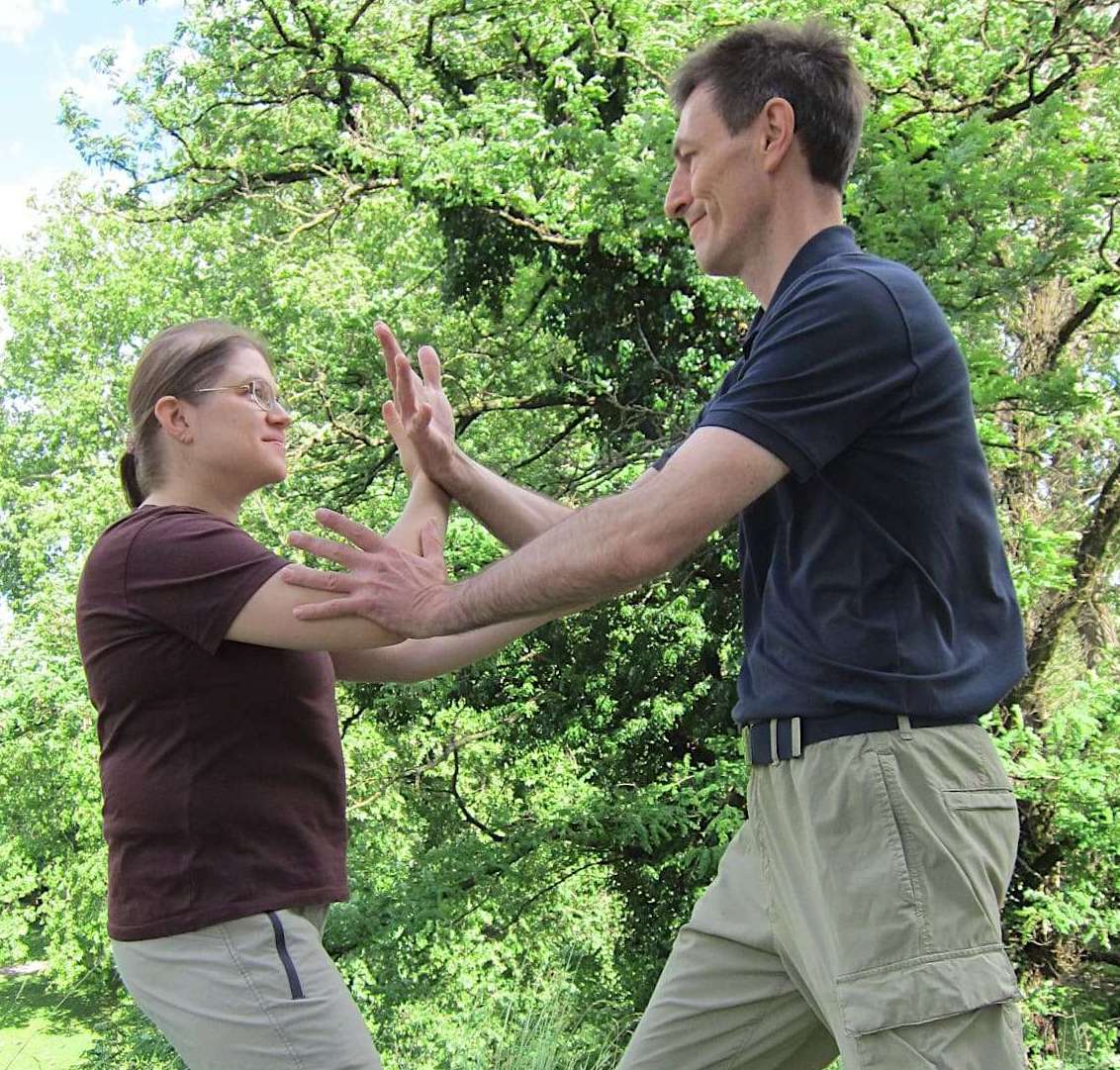 Faszialer Basiskontakt im Taiji Push Hands zur Entwicklung elastischer Kraft