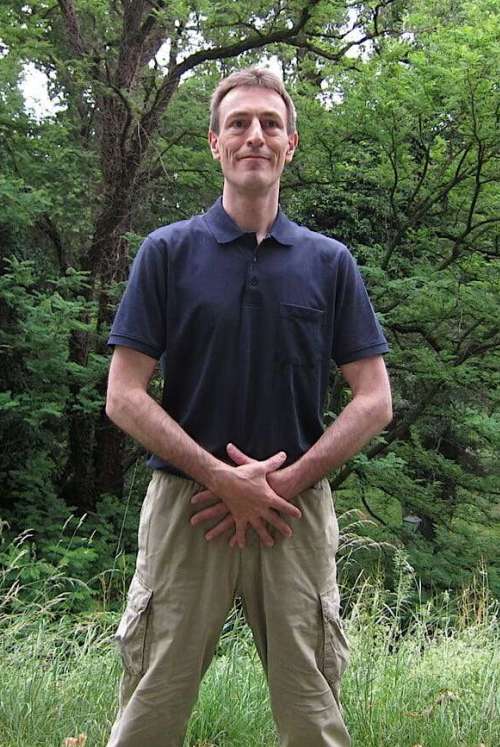 Qigong Praxis mit Fokus auf die energetische Verbindung der Zentren Laogong und Dantian