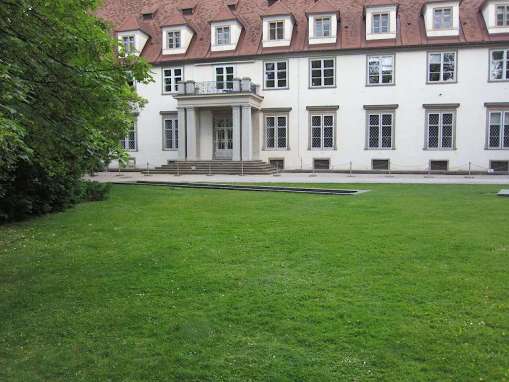 Grüne Trainingsfläche für Qigong und Taiji im Burggarten Graz