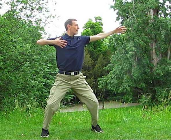 Traditionelle Baduanjin Qigong-Übung für elastische Kraft in Graz