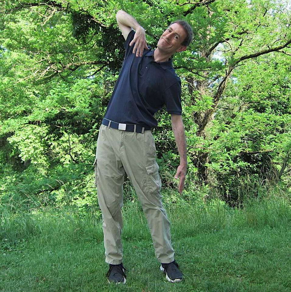 Seitliches Öffnen der Wirbelsäule im Qigong für elastische Faszien