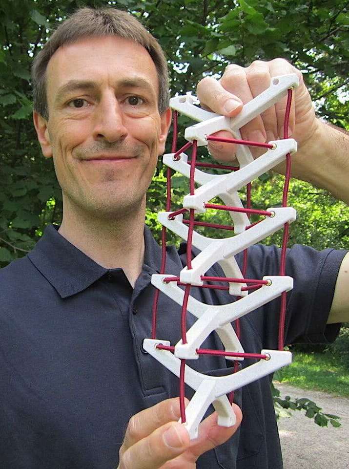 Elastisches Wirbelsäulenmodell zur Veranschaulichung der Biotensegrity im Körper
